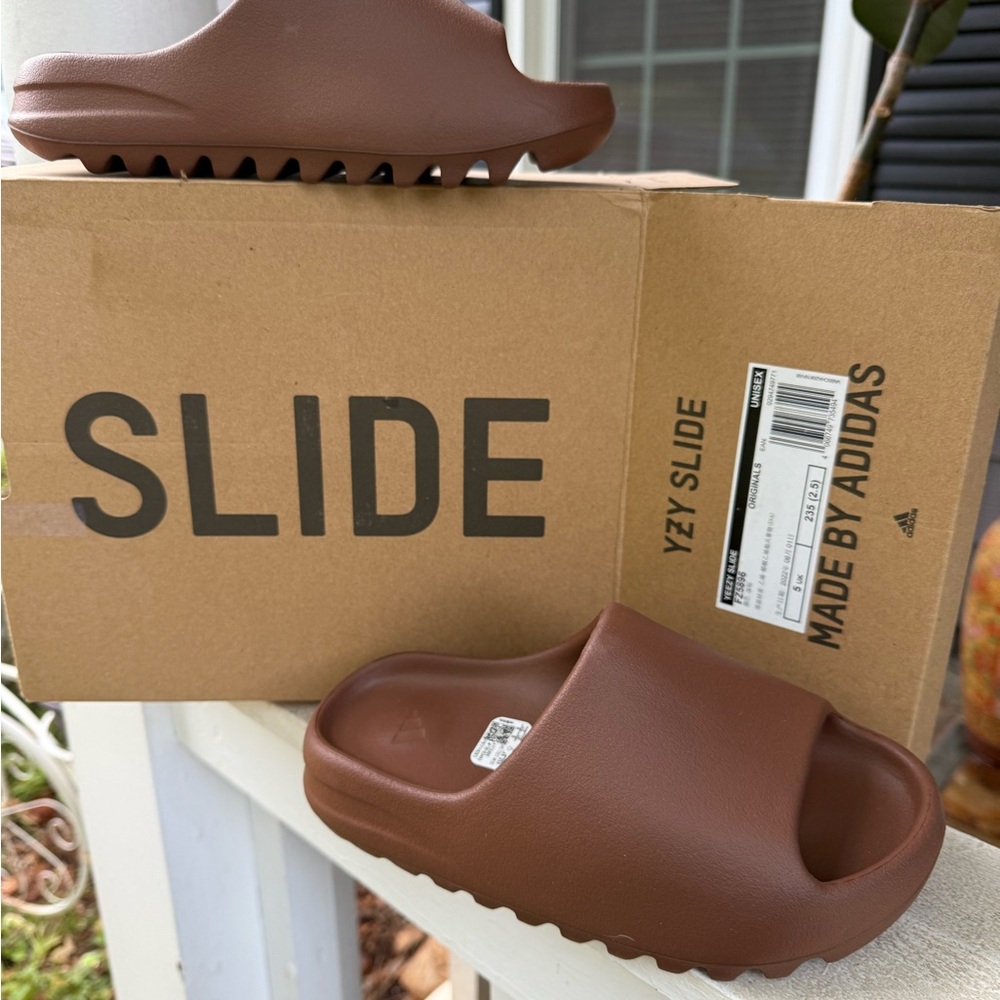 Yeezy slide made by Adidas, brow unisex size 5w
